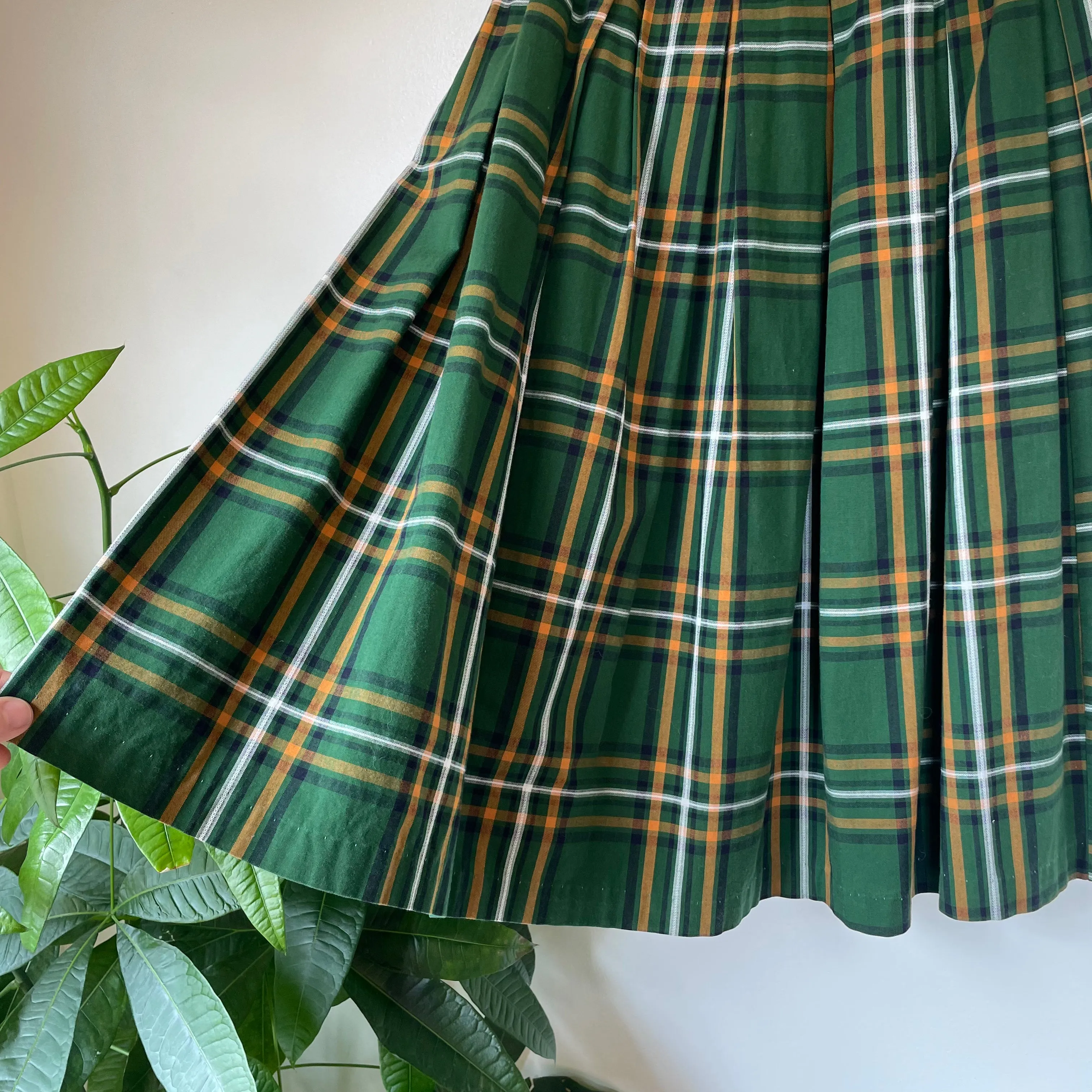 Vintage 50s 60s high waisted Plaid pleated midi skirt // Size Small (HT2341)