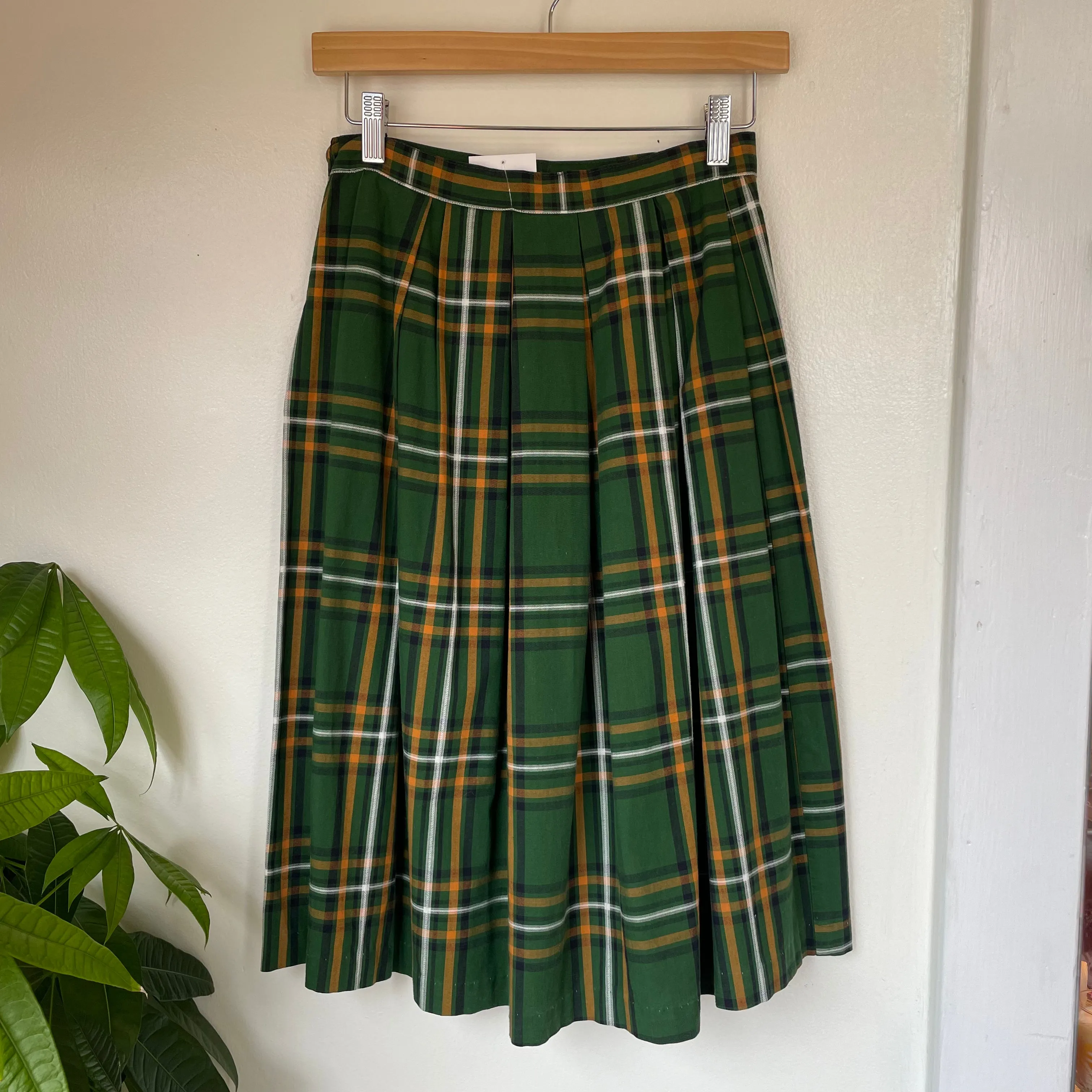 Vintage 50s 60s high waisted Plaid pleated midi skirt // Size Small (HT2341)