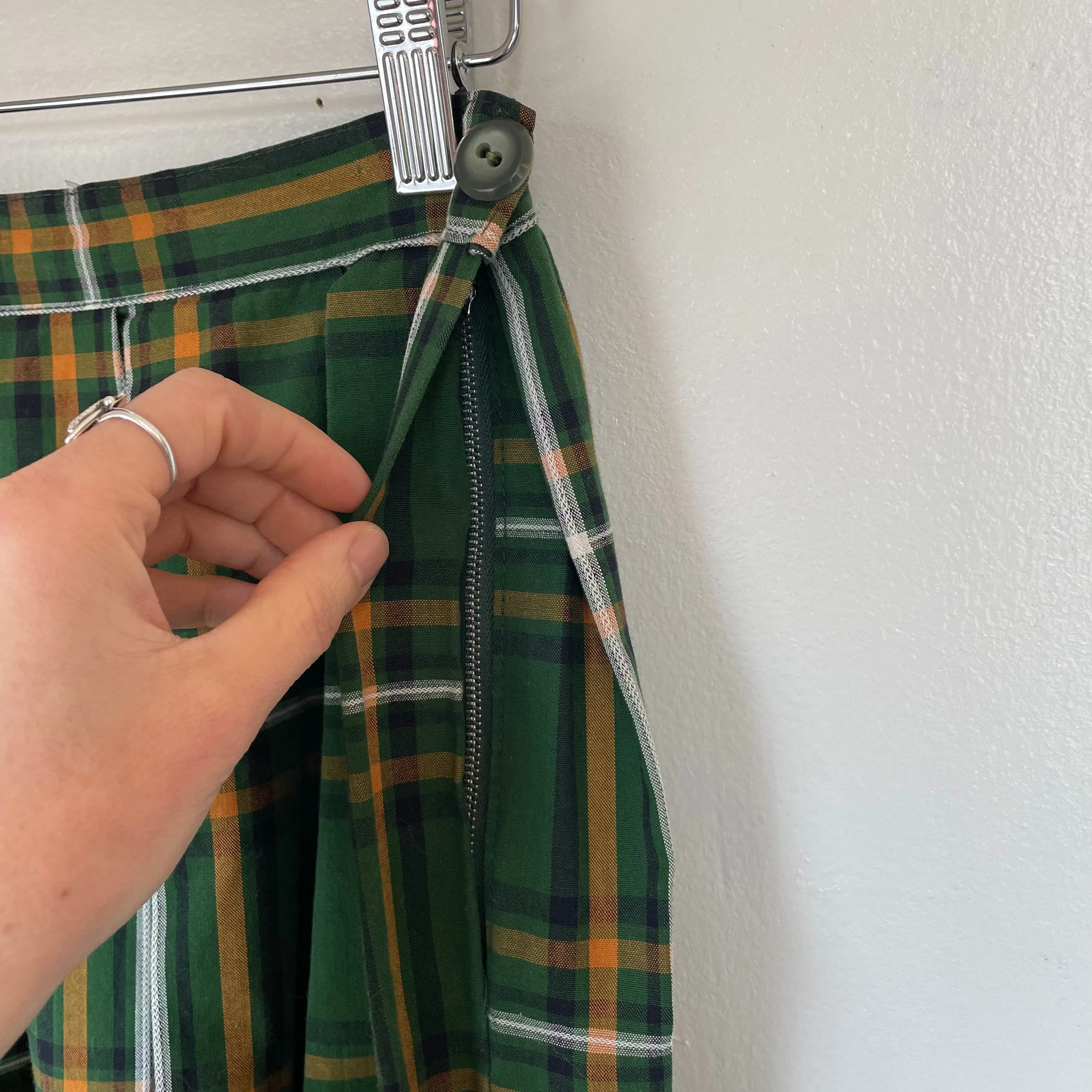 Vintage 50s 60s high waisted Plaid pleated midi skirt // Size Small (HT2341)