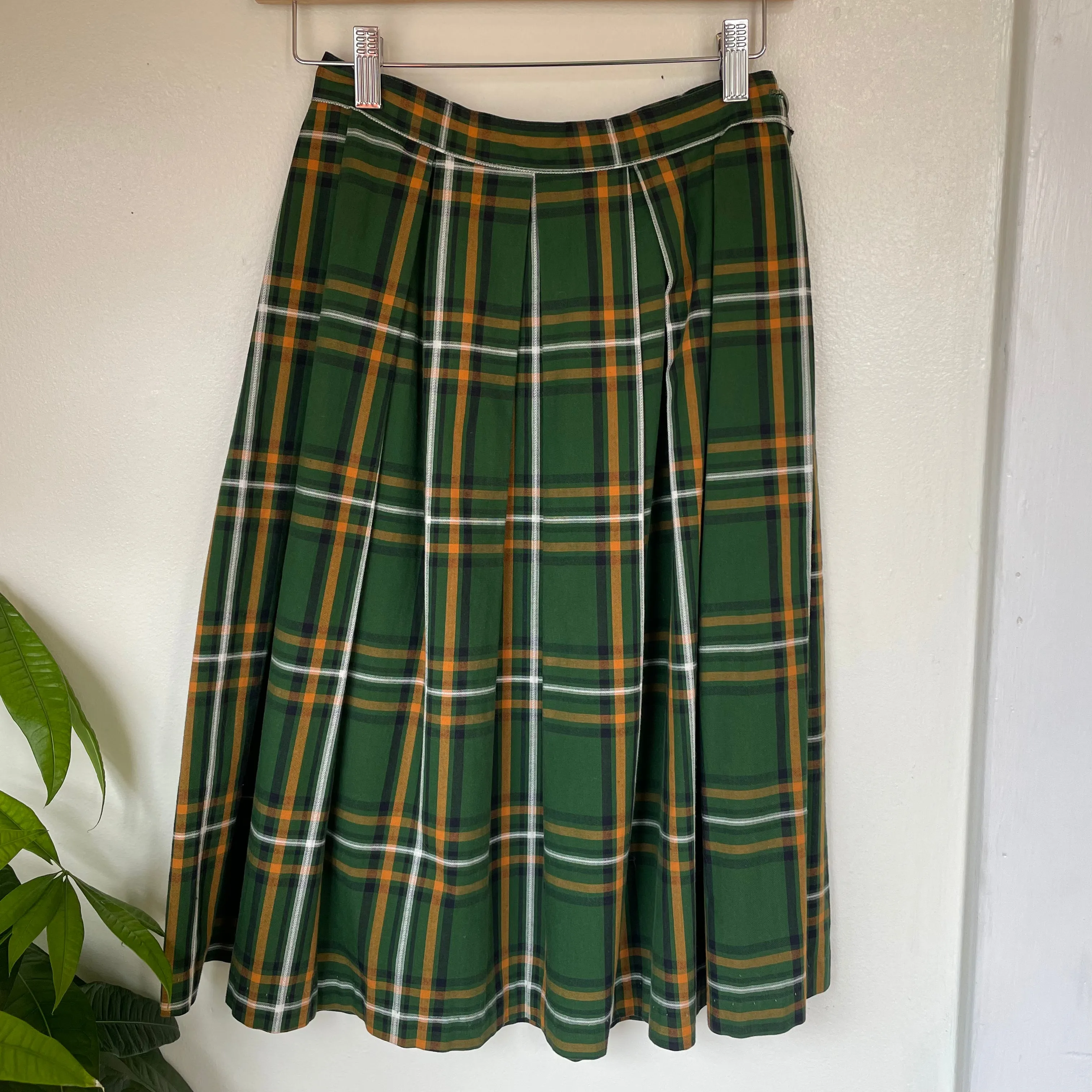 Vintage 50s 60s high waisted Plaid pleated midi skirt // Size Small (HT2341)