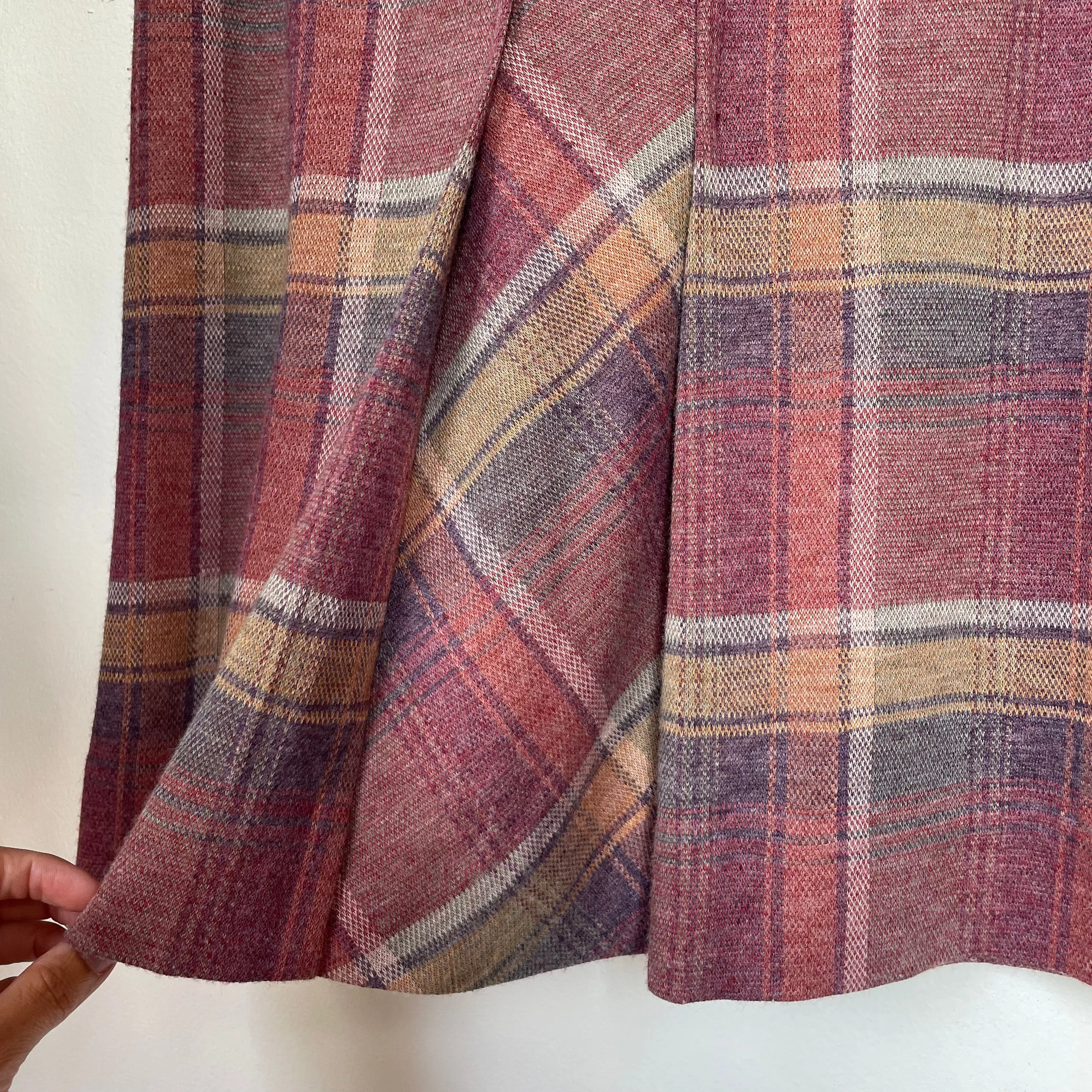 Vintage 60s 70s high waisted Plaid midi skirt // 27" waist. (HT2393)