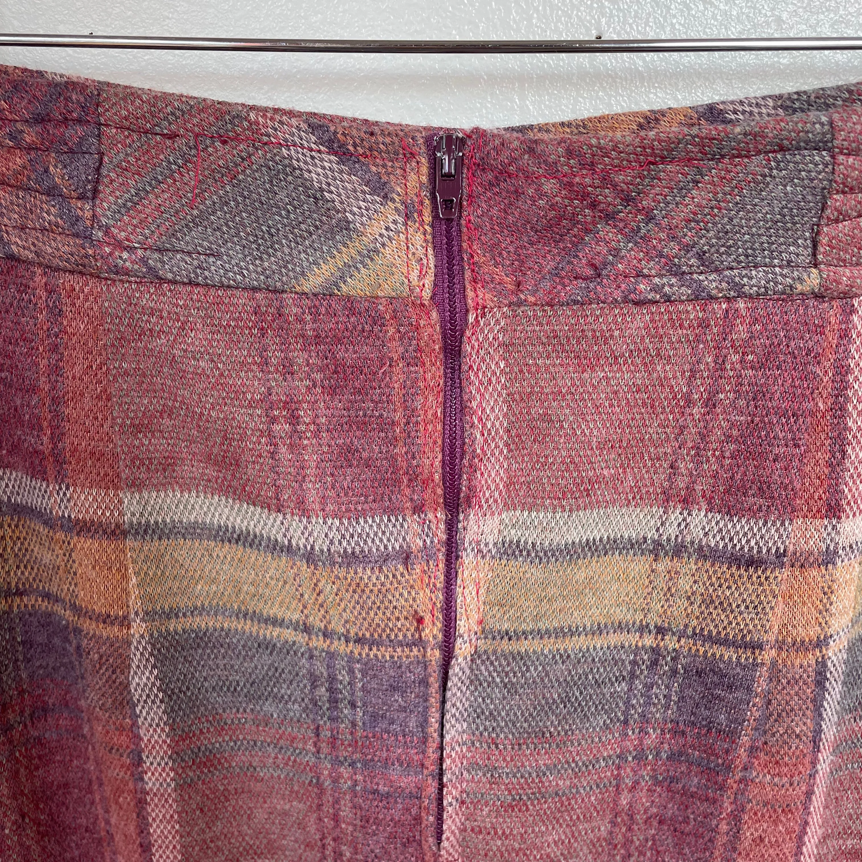 Vintage 60s 70s high waisted Plaid midi skirt // 27" waist. (HT2393)