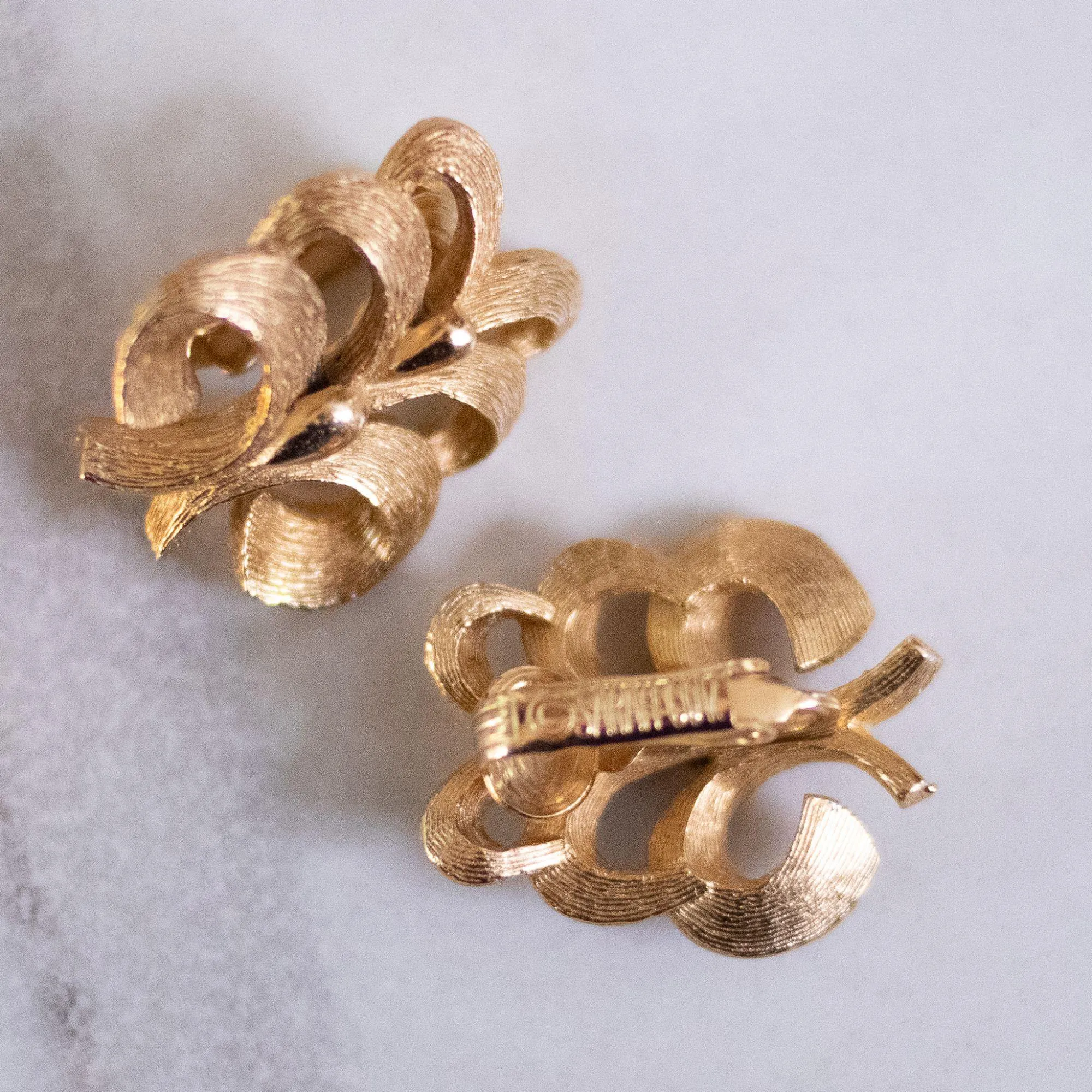 Vintage Sarah Coventry Gold Scroll Leaf Designer Earrings